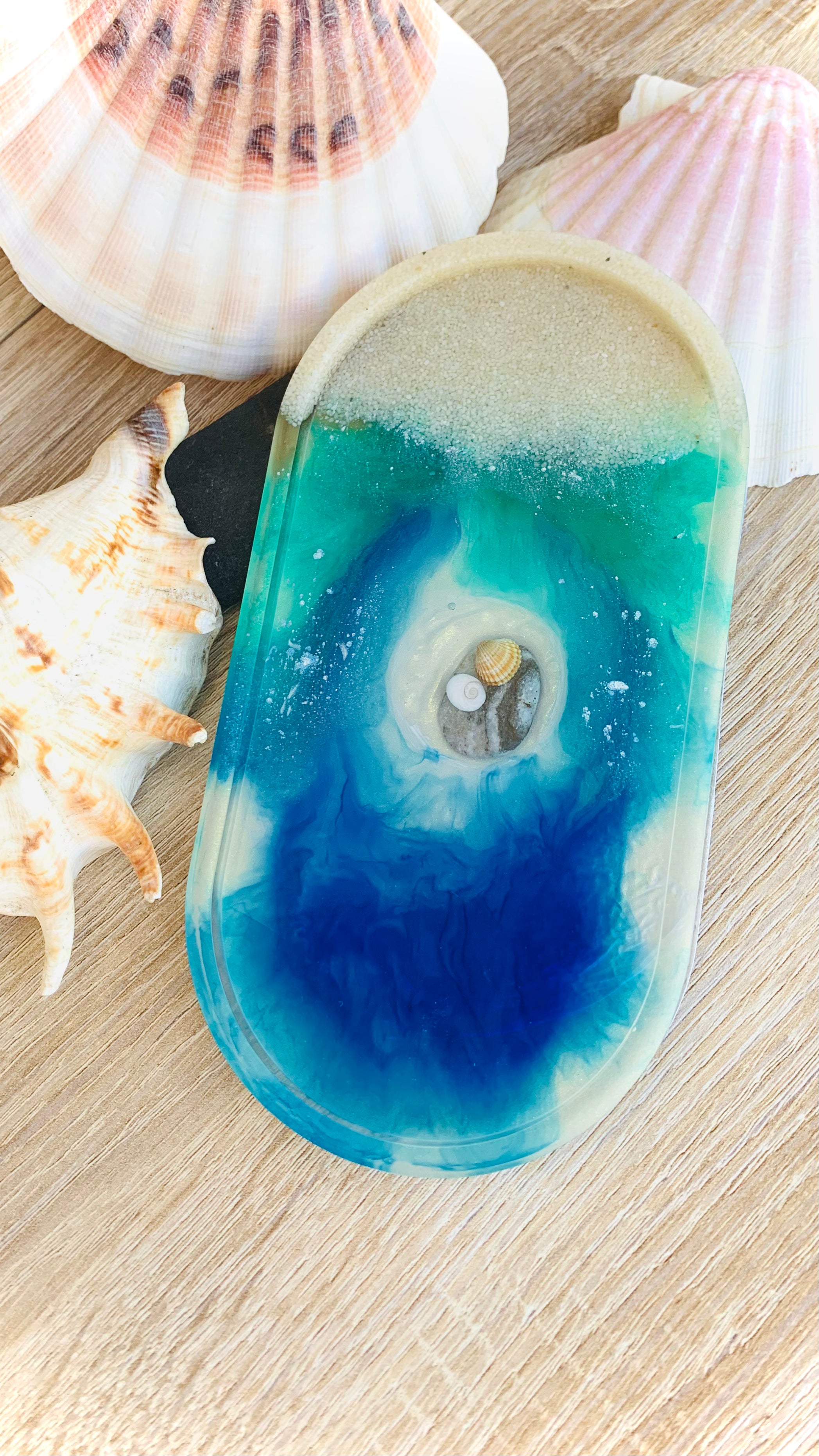 Vide-poche en résine avec œil de Sainte-Lucie, coquillage et galet corse - Pelou&Co