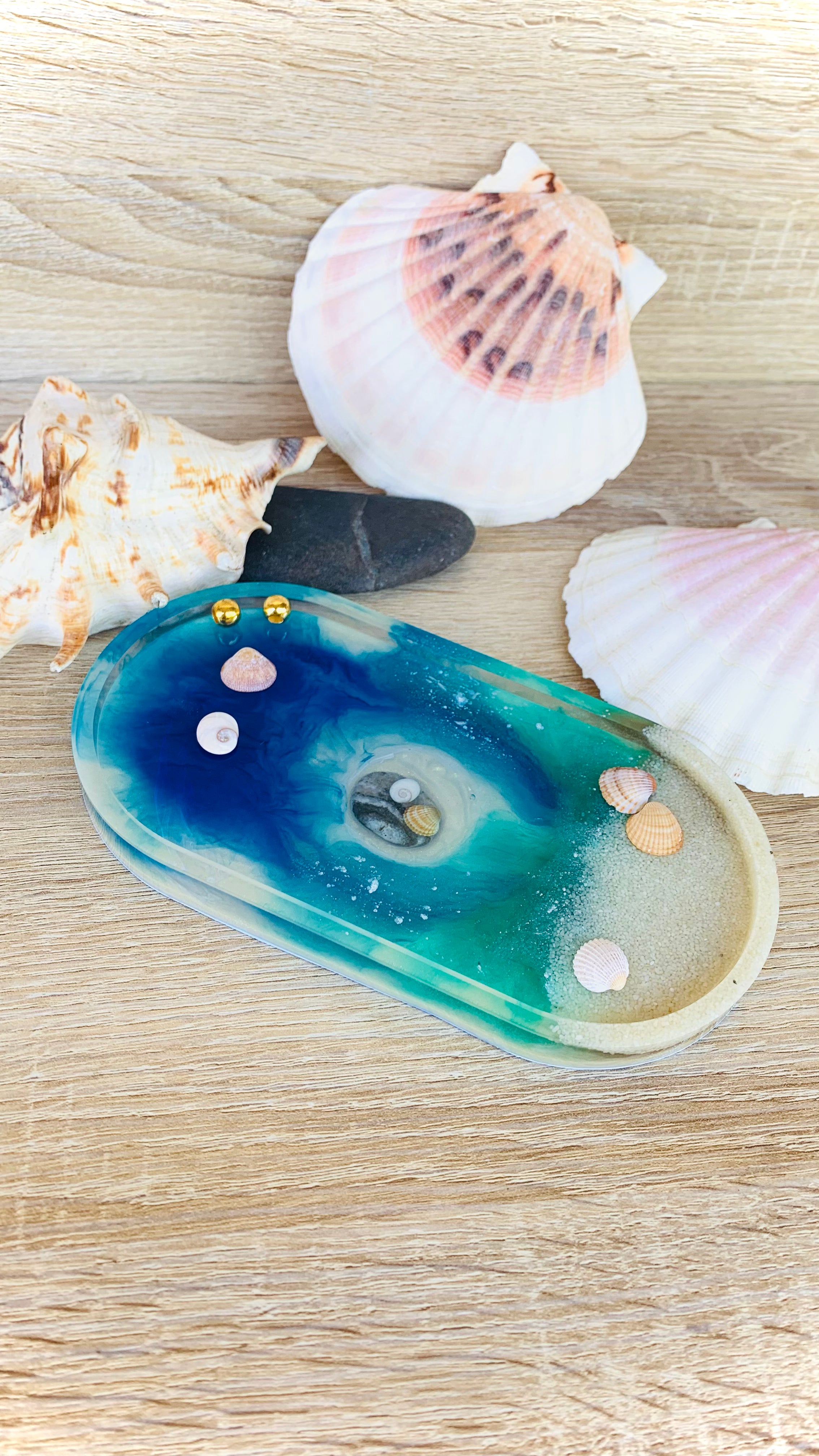 Vide-poche en résine avec œil de Sainte-Lucie, coquillage et galet corse - Pelou&Co