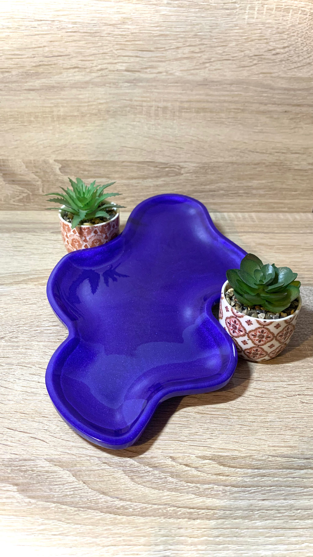 vide-poches ondulé en résine époxy bleu-violet avec dos noir brillant – création artisanale Pelou&Co