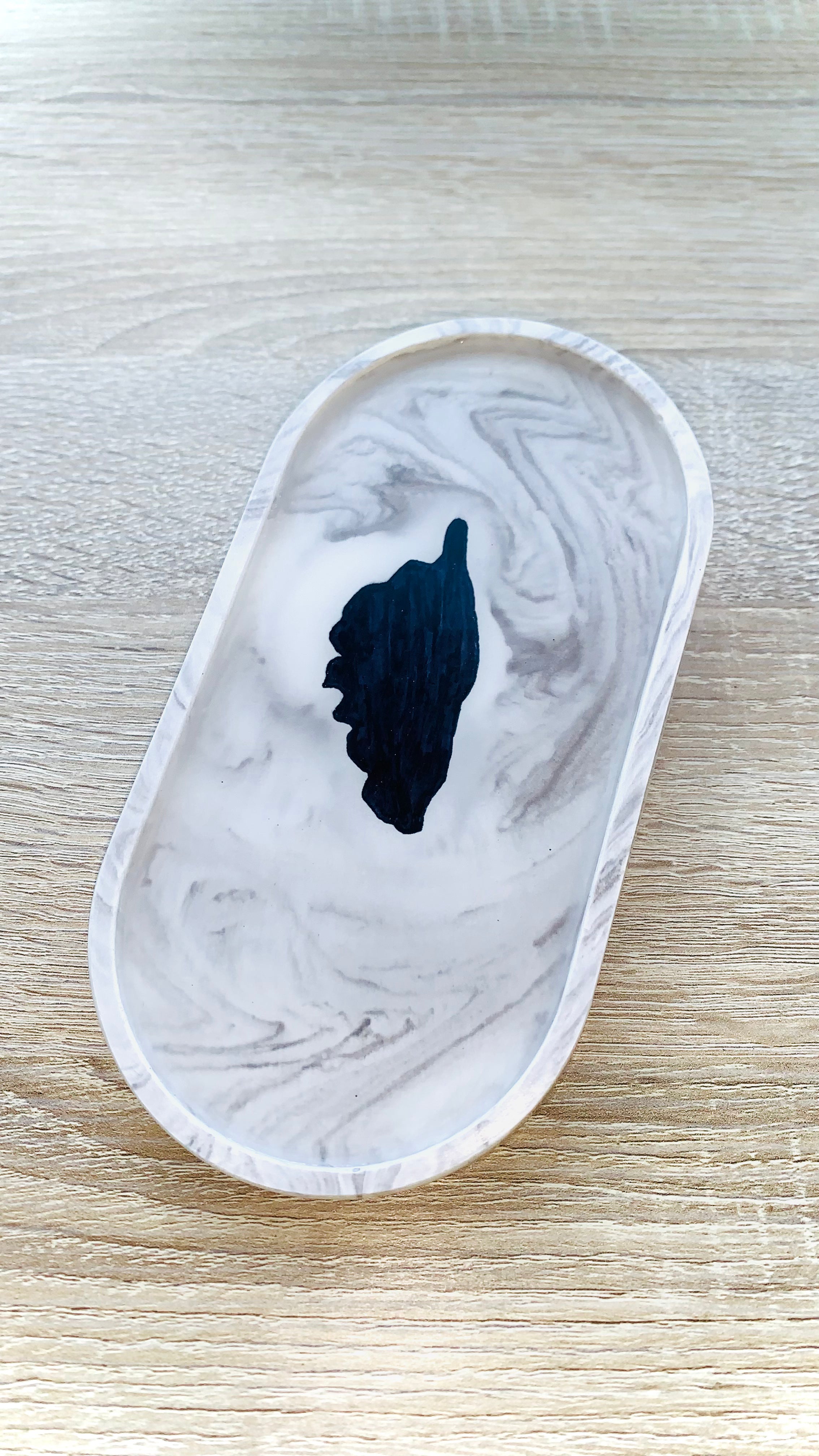 Vide-poches marbré en résine minérale avec motif Corse – création artisanale imparfaite avec micro-rayures – Pelou&Co